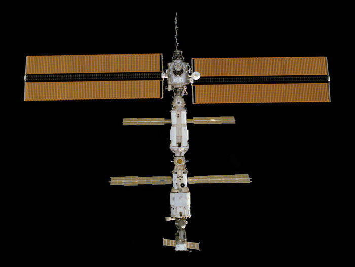 sts_97_iss_during_departure