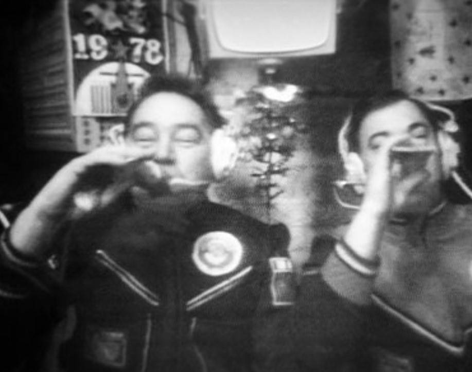 soyuz_26_grechko_romanenko_toasting_1978