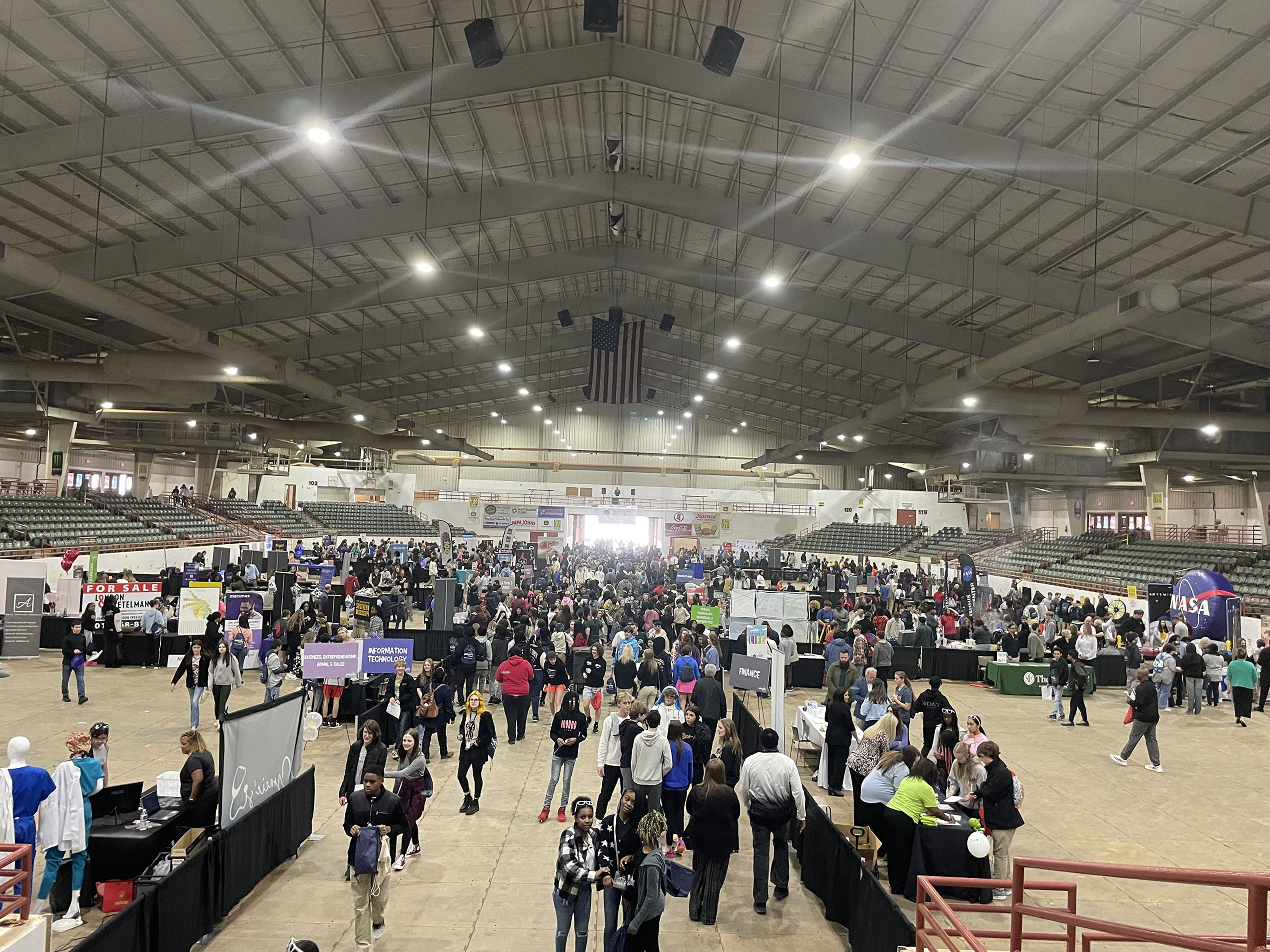 Crowd shot of event-goers at Jumpstart to Success