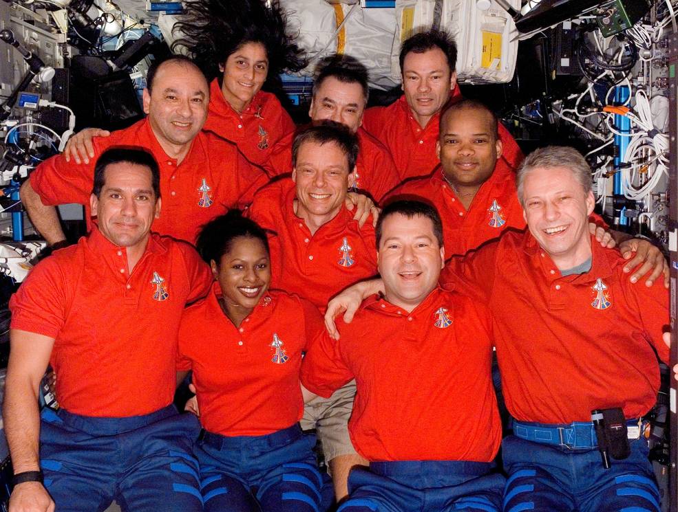 aapi_2021_44_suni_williams_w_sts_116_and_exp_14_crew