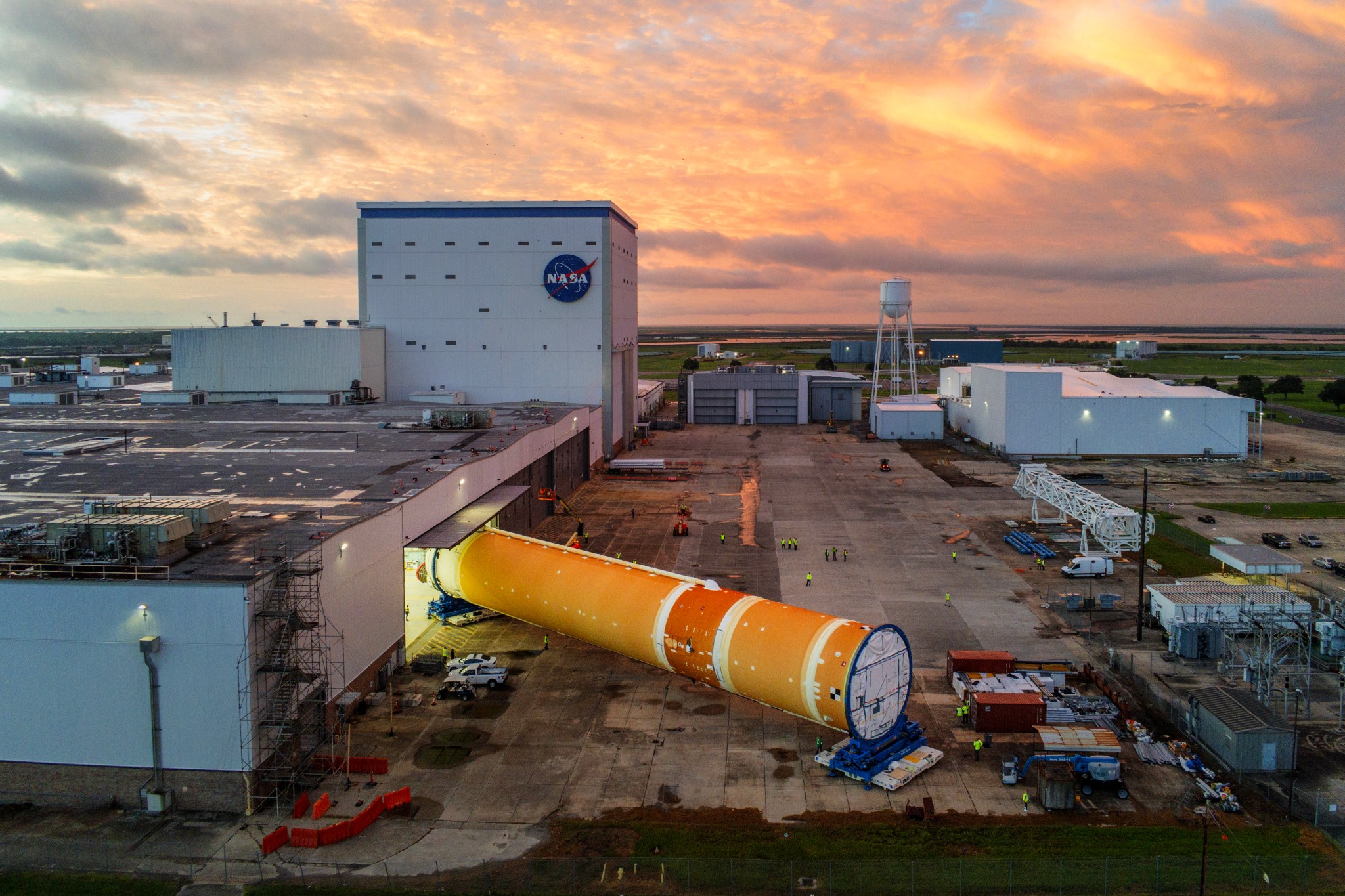 The Artemis II Core Stage moves from final assembly to the VAB at NASA’s Michoud Assembly Facility in New Orleans in preparation for delivery to Kennedy Spaceflight Center later this month. Image credit: NASA/Michael DeMocker