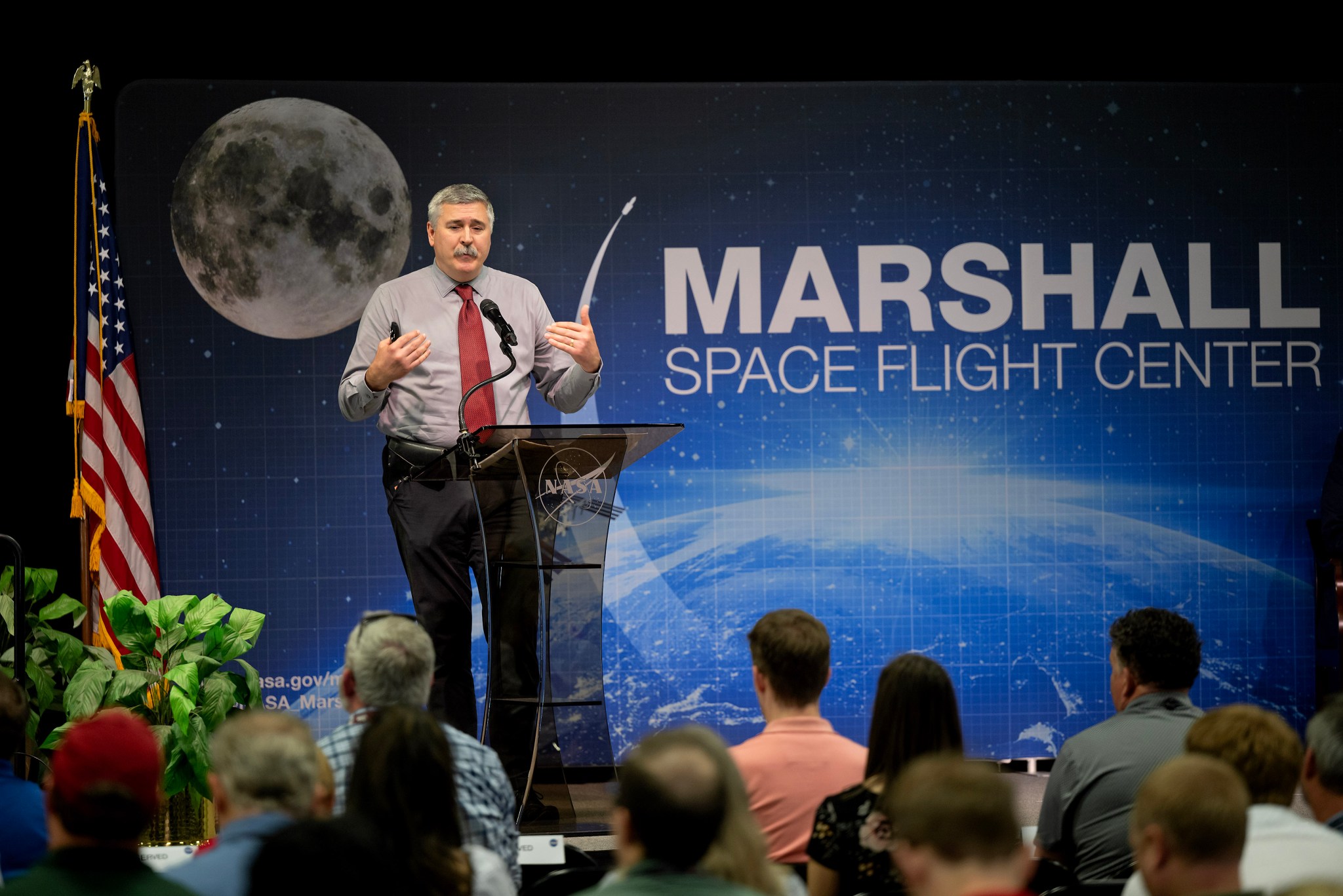 Mike Sarafin, Artemis mission manager and mission management team chair, discusses Artemis I challenges during the Shared Experiences Forum at NASA’s Marshall Space Flight Center on Aug. 8. The event was part of the Mission Success is in Our Hands safety initiative and held in Activities Building 4316.