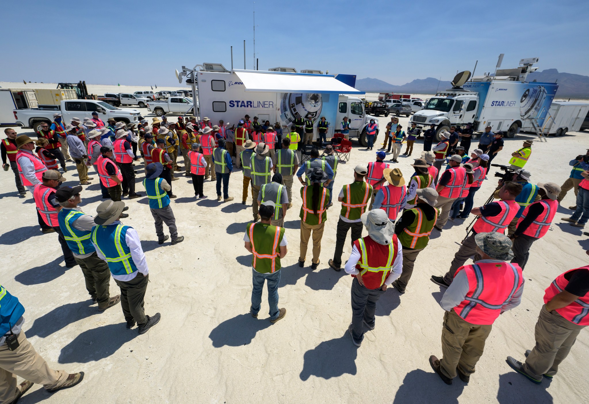 NASA and Boeing teams prepare for the landing of Boeing’s Starliner spacecraft at White Sands Missile Range’s Space Harbor, May 25, 2022, in New Mexico for the company’s Orbital Flight Test-2 (Credits: NASA/Bill Ingalls).