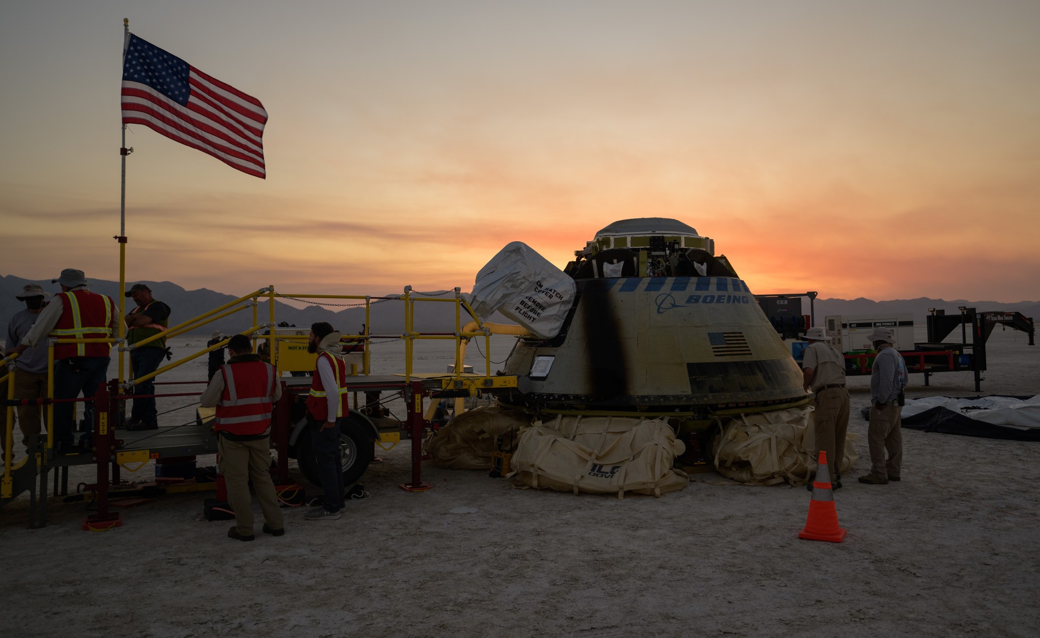 NASA and Boeing teams work around Boeing’s Starliner spacecraft after it landed at White Sands Missile Range’s Space Harbor, May 25, 2022, in New Mexico for the company’s Boeing’s Orbital Flight Test-2 (Credits: NASA/Bill Ingalls).